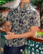 Cargar imagen en el visor de la galería, CAMISA MANGA CORTA ESTAMPADO FLORES VERDES
