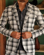 Cargar imagen en el visor de la galería, BLAZER SOLAPA V  CASUAL BLANCO DE CUADROS NEGROS
