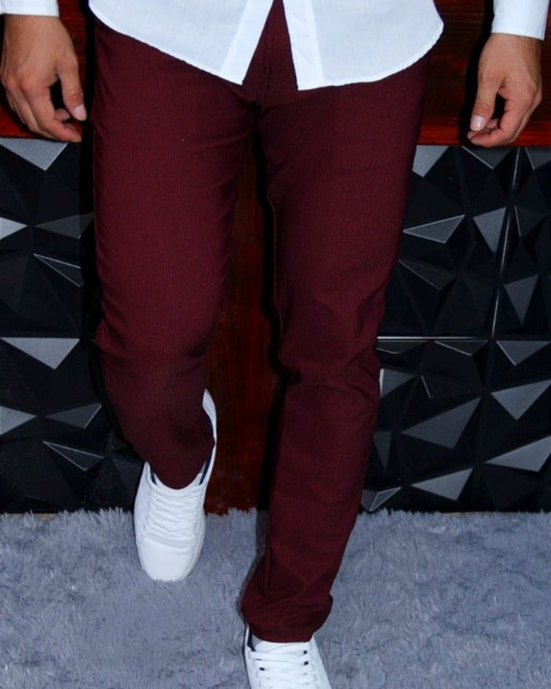 PANTALÓN CASUAL COLOR VINO CON TEXTURA