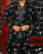 Cargar imagen en el visor de la galería, BLAZER SOLAPA V EXOTICO NEGRO CON FLORES VERDES
