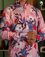 Cargar imagen en el visor de la galería, CAMISA MARCA JOHANS ESTAMPADO TROPICAL LINEAS ROJAS
