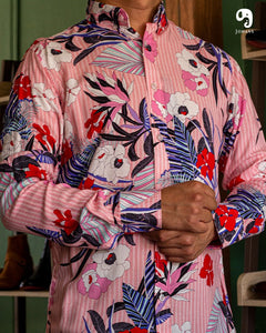 CAMISA MARCA JOHANS ESTAMPADO TROPICAL LINEAS ROJAS