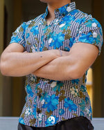 Cargar imagen en el visor de la galería, CAMISA MANGA CORTA ESTAMPADO PIXEL NEGRO CON FLORES
