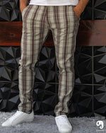 Cargar imagen en el visor de la galería, PANTALÓN CASUAL CUADROS BEIGE CON FRANJAS CAFE

