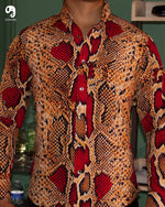 Cargar imagen en el visor de la galería, CAMISA MANGA LARGA ESTAMPADO BEIGE VIVORA ROJA
