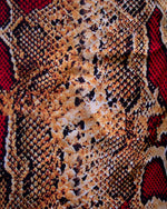 Cargar imagen en el visor de la galería, CAMISA MANGA LARGA ESTAMPADO BEIGE VIVORA ROJA

