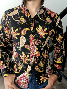 CAMISA MANGA LARGA ESTAMPADO DE GOTAS CON FONDO NEGRO