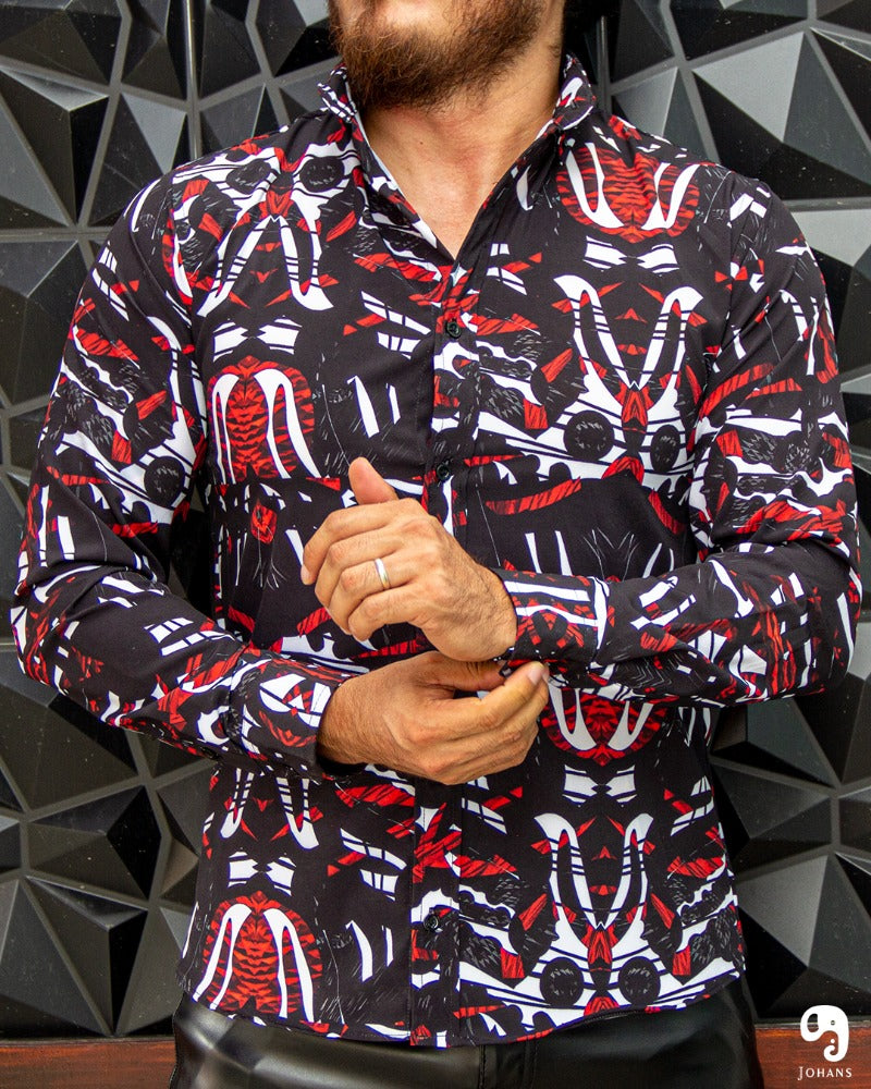 CAMISA MANGA LARGA ESTAMPADO NEGRA CARAS BLANCO Y  ROJO