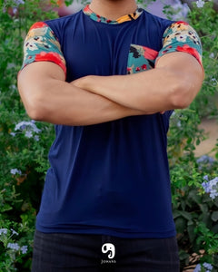 PLAYERA CUELLO REDONDO ESTAMPADA EN MANGA PUÑO Y BOLSA  FLOR NARANJA