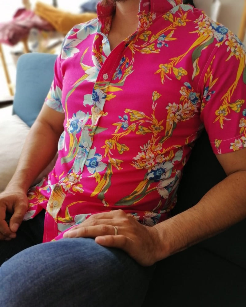 CAMISA MANGA CORTA ESTAMPADA FUCSIA AZULES CON AMARILLO