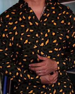CAMISA MANGA LARGA ESTAMPADO ANIMAL PRINT VERDE CON AMARILLO