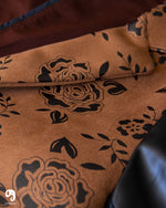 Cargar imagen en el visor de la galería, PANTALON EXOTICO GAMUZA FLORES CAFE
