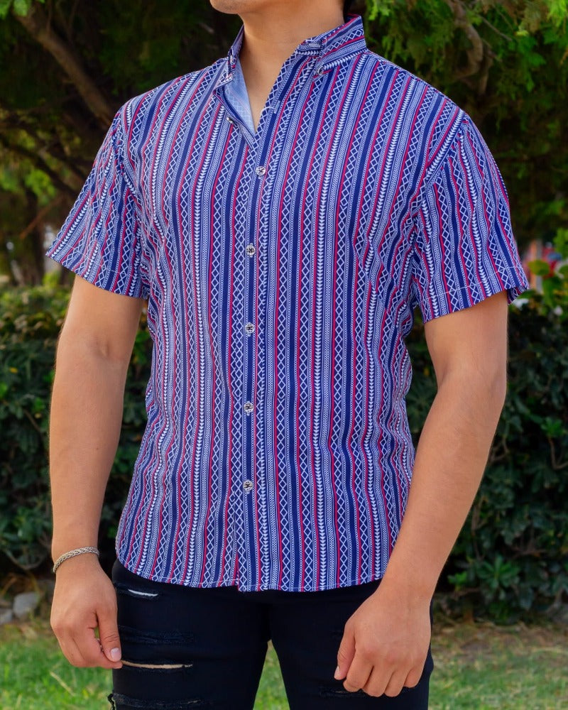 CAMISA MANGA CORTA ESTAMPADO TRIBAL EN BLANCO Y AZUL MARINO