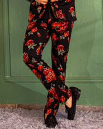 Cargar imagen en el visor de la galería, PANTALÓN EXOTICO NEGRO CON FLORES ROJAS CON DORADO
