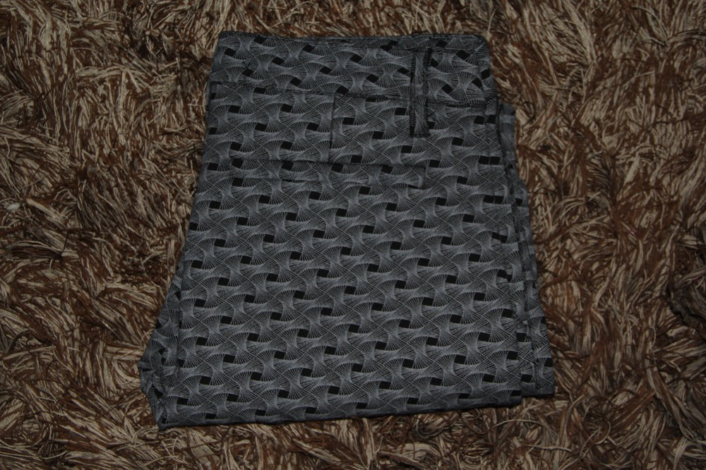 PANTALÓN CASUAL CON DETALLES EN GRIS