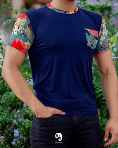 PLAYERA CUELLO REDONDO ESTAMPADA EN MANGA PUÑO Y BOLSA  FLOR NARANJA