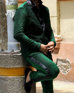 Cargar imagen en el visor de la galería, BLAZER SOLAPA V EXOTICO VERDE PINO BRILLOSO CON SOLAPA  Y BOLSILLOS COLOR NEGRO
