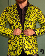 Cargar imagen en el visor de la galería, BLAZER SOLAPA V EXOTICO ANIMAL PRINT VERDE NEON CON NEGRO
