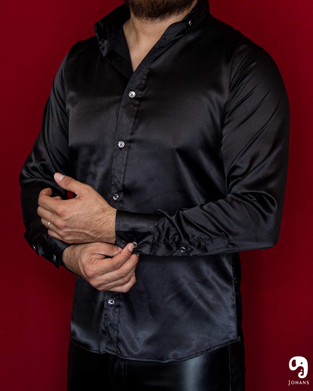 CAMISA MANGA LARGA LISA NEGRA SATINADA