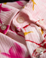 Cargar imagen en el visor de la galería, CAMISA MANGA CORTA ESTAMPADO ROSA PASTEL TRIGO
