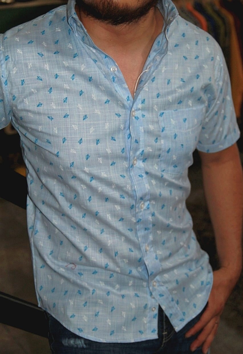 CAMISA MANGA CORTA ESTAMPADO AVIONES DE PAPEL EN AZUL CIELO