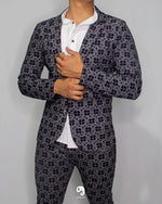 Cargar imagen en el visor de la galería, BLAZER SOLAPA V EXOTICO GRIS CON FLORES EN NEGRO
