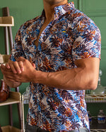Cargar imagen en el visor de la galería, CAMISA MANGA CORTA ESTAMPADO PALMERAS CAFE AZUL
