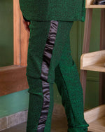 Cargar imagen en el visor de la galería, PANTALÓN EXOTICO VERDE PINO BRILLOSO CON FRANJAS NEGRAS
