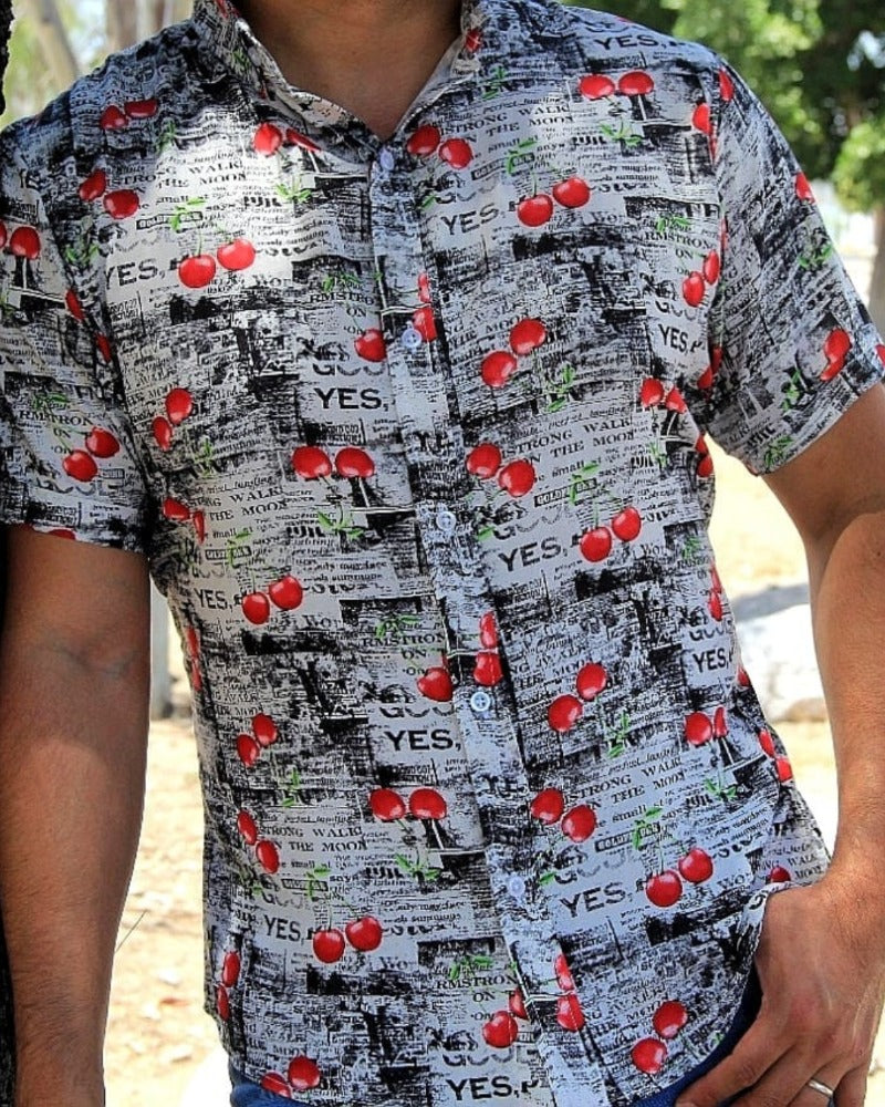 CAMISA MANGA CORTA ESTAMPADO CEREZAS EN PERIÓDICO