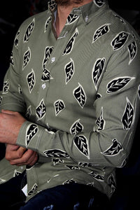 CAMISA MANGA LARGA ESTAMPADO HOJA NEGRA FONDO VERDE OLIVO