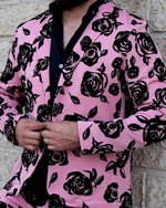Cargar imagen en el visor de la galería, BLAZER SOLAPA V EXOTICO ROSA CON FLORES DE GAMUZA

