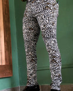 Cargar imagen en el visor de la galería, PANTALÓN EXOTICO ANIMAL PRINT BLANCO CON NEGRO MANCHAS MOSTAZA

