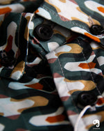Cargar imagen en el visor de la galería, CAMISA MANGA LARGA ESTAMPADO SATINADA VERDE PRISMATIC

