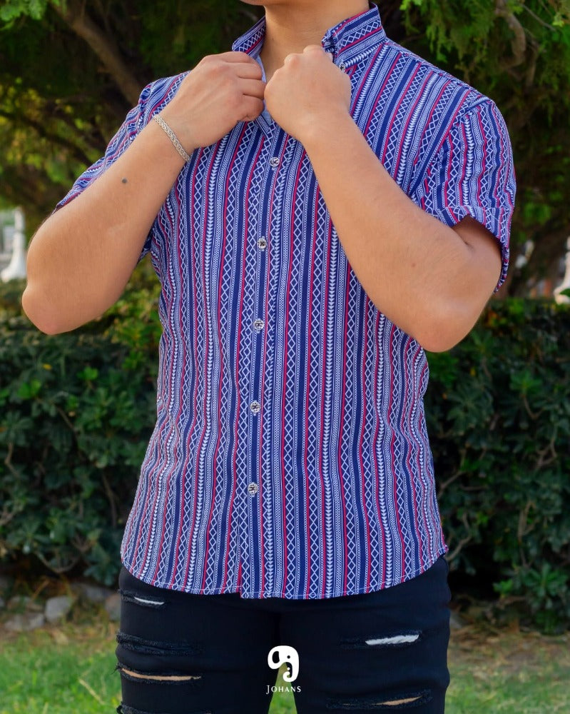CAMISA MANGA CORTA ESTAMPADO TRIBAL EN BLANCO Y AZUL MARINO