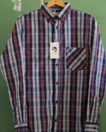 Cargar imagen en el visor de la galería, CAMISA MANGA LARGA CUADROS MARINO CON BLANCO Y LINEAS ROJAS
