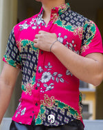Cargar imagen en el visor de la galería, CAMISA MANGA CORTA ESTAMPADO ROSA MAGENTA CON FLORES Y MANDALAS VERDES
