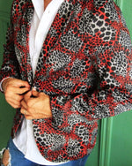 Cargar imagen en el visor de la galería, BLAZER SOLAPA V EXOTICO ANIMAL PRINT NEGRO CON ROJO
