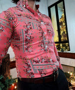 Cargar imagen en el visor de la galería, CAMISA MANGA LARGA ESTAMPADO CENEFA DE FLORES FONDO SALMÓN
