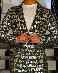 BLAZER SOLAPA V EXOTICO VERDE OLIVO CON LETRAS PLATEADAS