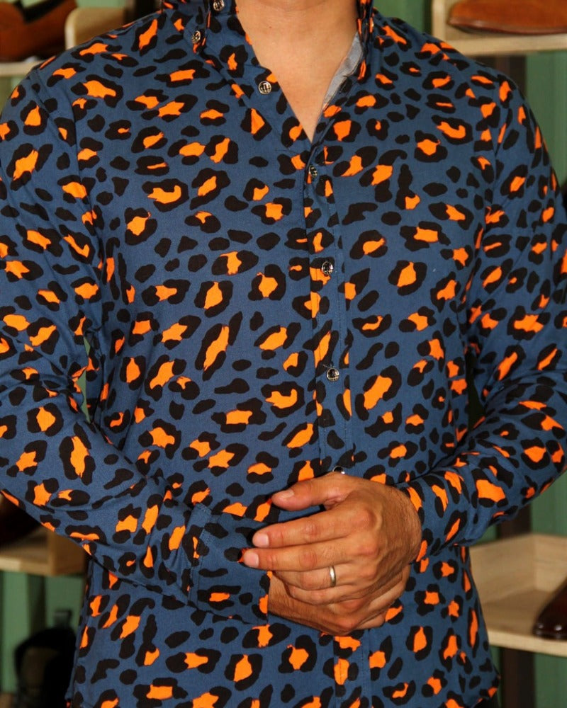 CAMISA MANGA LARGA ESTAMPADO ANIMAL PRINT AZUL CON NARANJA