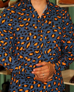 Cargar imagen en el visor de la galería, CAMISA MANGA LARGA ESTAMPADO ANIMAL PRINT AZUL CON NARANJA
