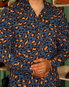 CAMISA MANGA LARGA ESTAMPADO ANIMAL PRINT AZUL CON NARANJA