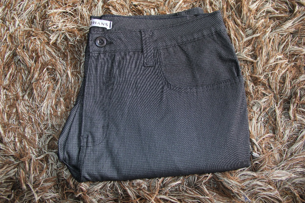 PANTALON CASUAL GRIS CON DETALLES EN CUADROS