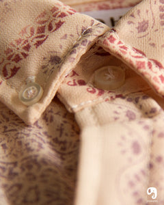 CAMISA MANGA CORTA ESTAMPADA NUDE CON DETALLES ROSAS