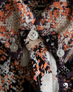 Cargar imagen en el visor de la galería, CAMISA MANGA LARGA ESTAMPADO MOTEADO EN TONOS BEIGE Y GRIS
