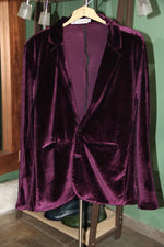 Cargar imagen en el visor de la galería, BLAZER SOLAPA V EXOTICO DE TERCIOPELO COLOR MORADO
