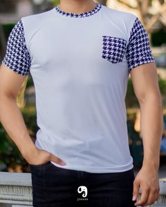 PLAYERA CUELLO REDONDO ESTAMPADA CON DETALLES EN MANGA CUELLO Y BOLSA PIXELEADO