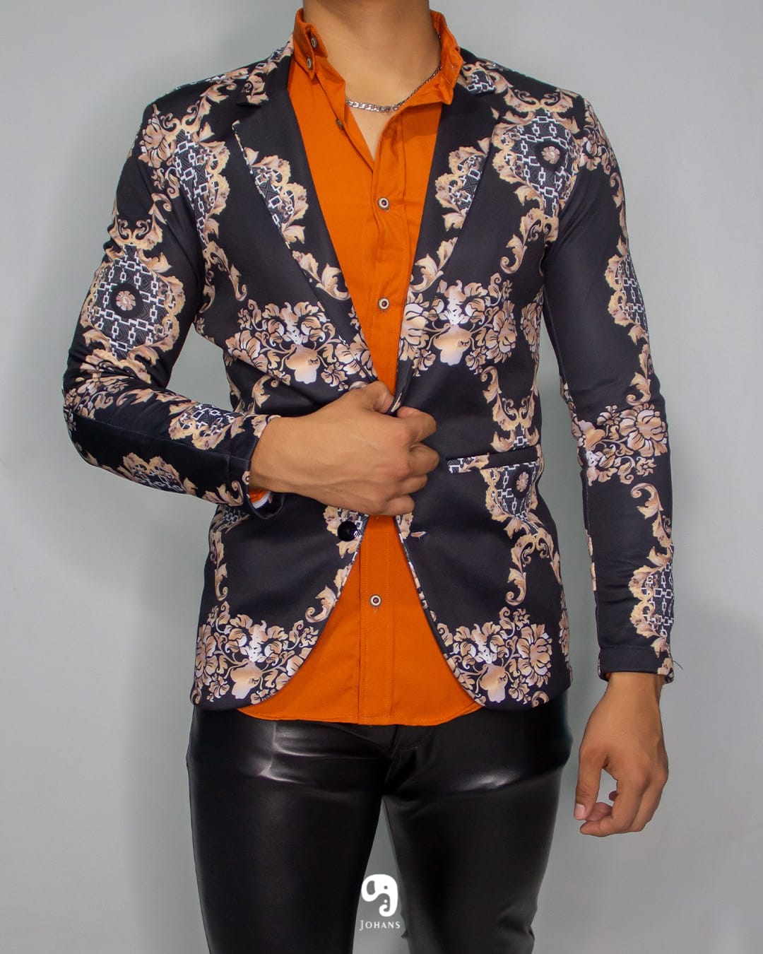 BLAZER SOLAPA V EXOTICO NEGRO CON DETALLES FLORALES