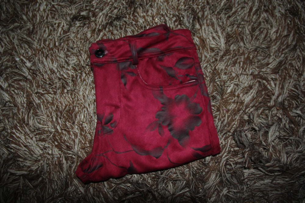 PANTALÓN EXOTICO TERCIOPELO ROJO ESTAMPADO DE FLORES