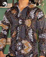 Cargar imagen en el visor de la galería, CAMISA MANGA LARGA ESTAMPADO NEGRO CON DORADO SAFARI
